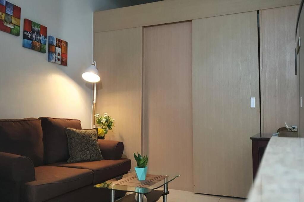 Cherolds Place Lovely 1 Bedroom Condo With Balcony マニラ市 エクステリア 写真